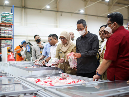 Perwakilan Pemprov DKI Jakarta saat peninjauan lapangan untuk memastikan ketersediaan pangan jelang perayaan Idulfitri. (Foto: jakarta.go.id)