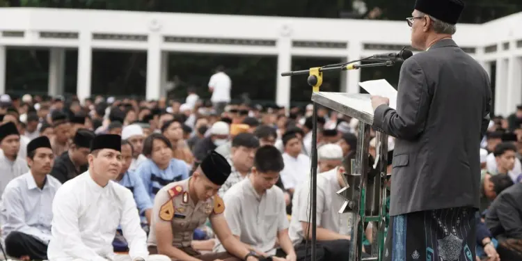 Ketua Umum PP Muhammadiyah Prof KH Haedar Nashir menyampaikan khutbah Idulfitri 1445 H di Lapangan Universitas Muhammadiyah Yogyakarta, Rabu (10/4/2024). (Foto: muhammadiyah.or.id)