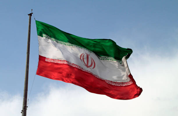 Bendera Republik Islam Iran berkibar di langit Teheran. (Foto: istockphoto.com)