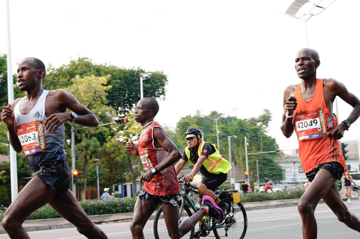 Sejumlah pelari warga negara asing sedang berlomba dalam ajang Jakarta International Marathon 2023. (Foto:jakim.id) 