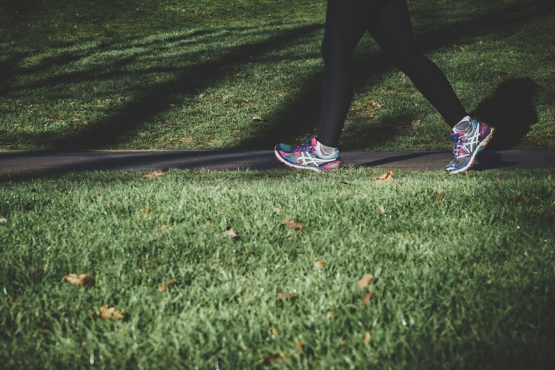 Ilustrasi aktivitas jalan kaki. (Foto: unsplash.com/Arek Adeoye)