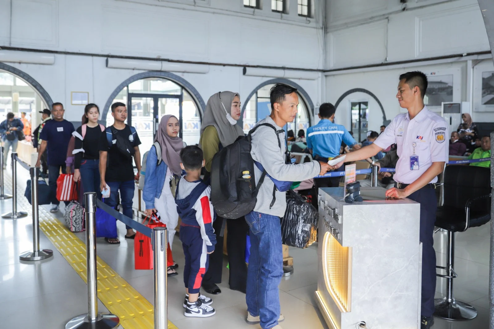 Petugas stasiun memeriksa tiket penumpang kereta api pada arus balik Lebaran Idulfitri 2024. Kementerian Perhubungan mencatat jumlah penumpang angkutan umum pada hari terakhir libur Lebaran (15 April) mencapai 1,2 juta orang. (Foto: kai.id)