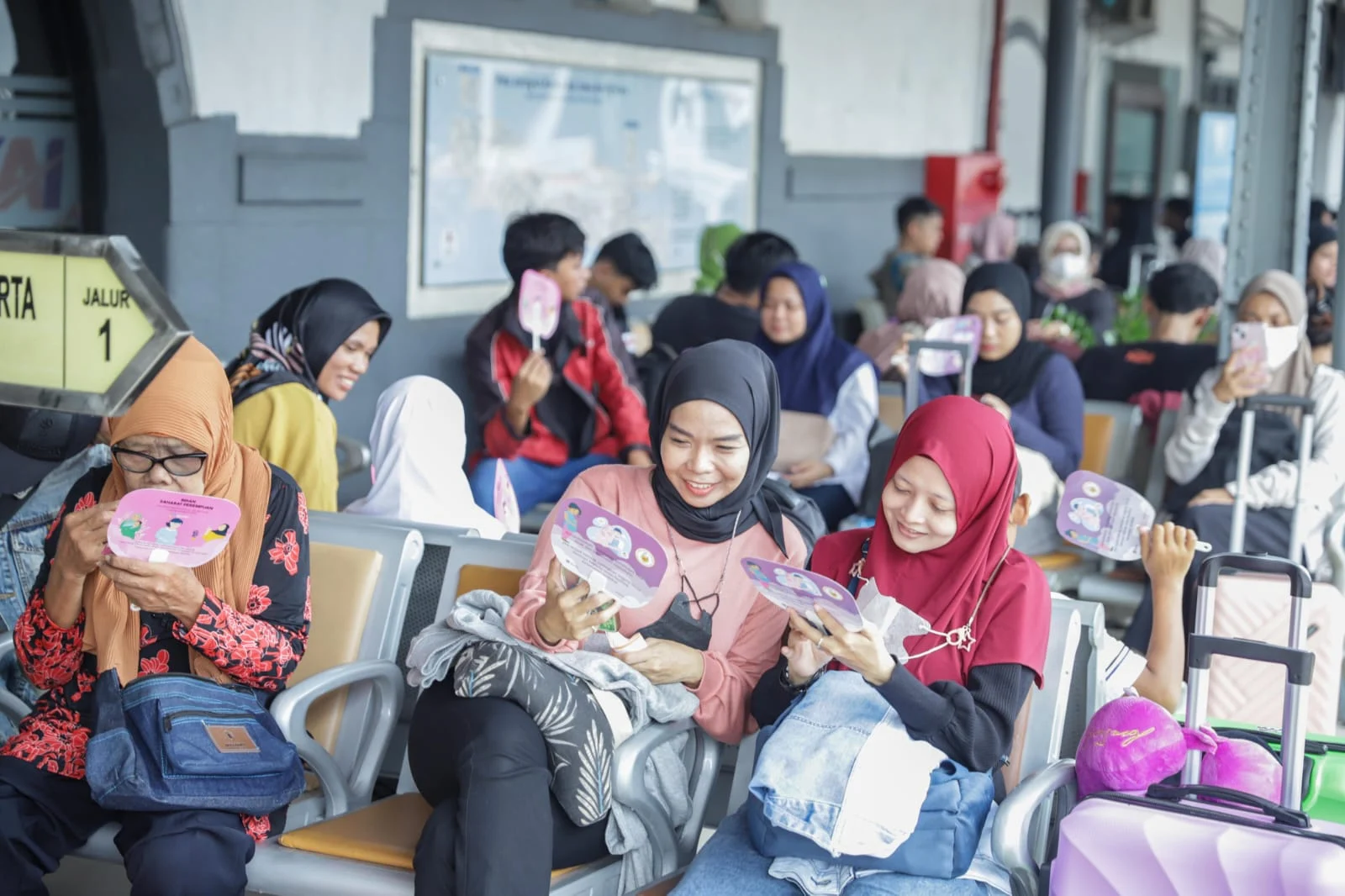 Penumpang bersantai di ruang tunggu stasiun sembari menanti kedatangan kereta api. PT KAI kembali menambah perjalanan Kereta Api Tambahan relasi Yogyakarta-Gambir pada puncak arus balik Lebaran Idulfitri. (Foto: kai.id)