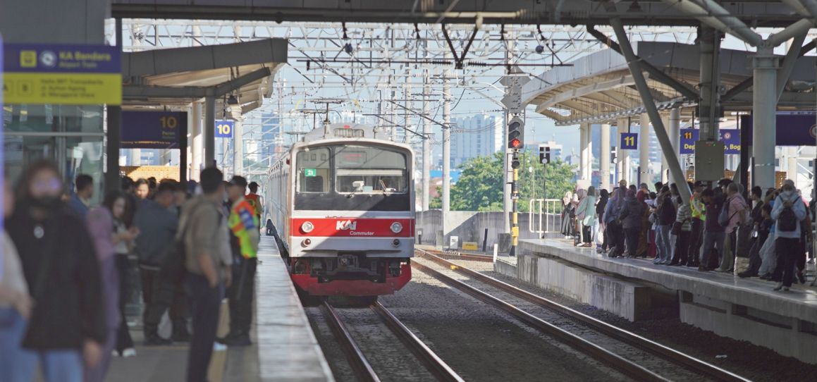 Pengguna Commuter Line atau kereta rel listrik (KRL) menunggu kedatangan kereta di stasiun. Jumlah pengguna KRL kembali mendekati 1 juta pascalibur Lebaran 2024. (Foto: commuterline.id)   