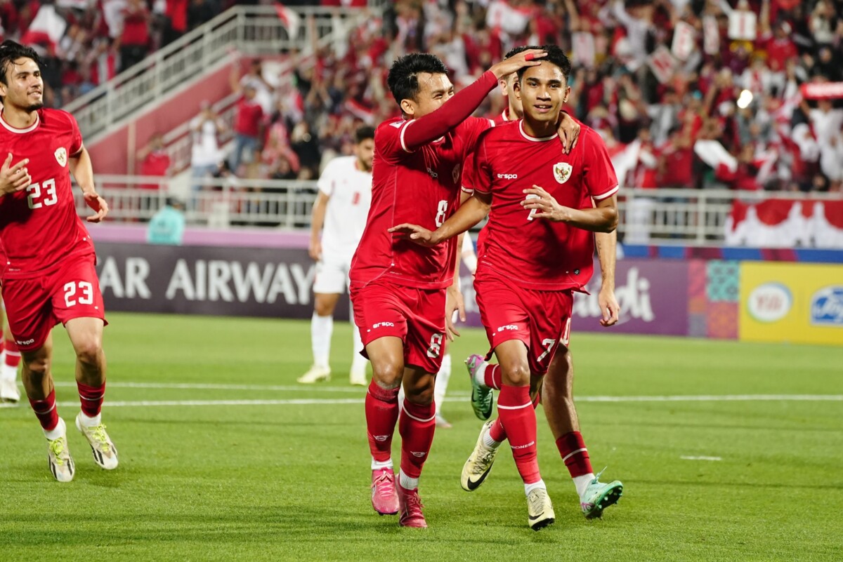 Marselino Ferdinan merayakan gol bersama dengan Witan Sulaiman pada pertandingan Grup A PIala Asia U-23 di Doha, Qatar, Minggu (21/4/2024). Indonesia menang 4-1 dan lolos ke babak perempat final.
