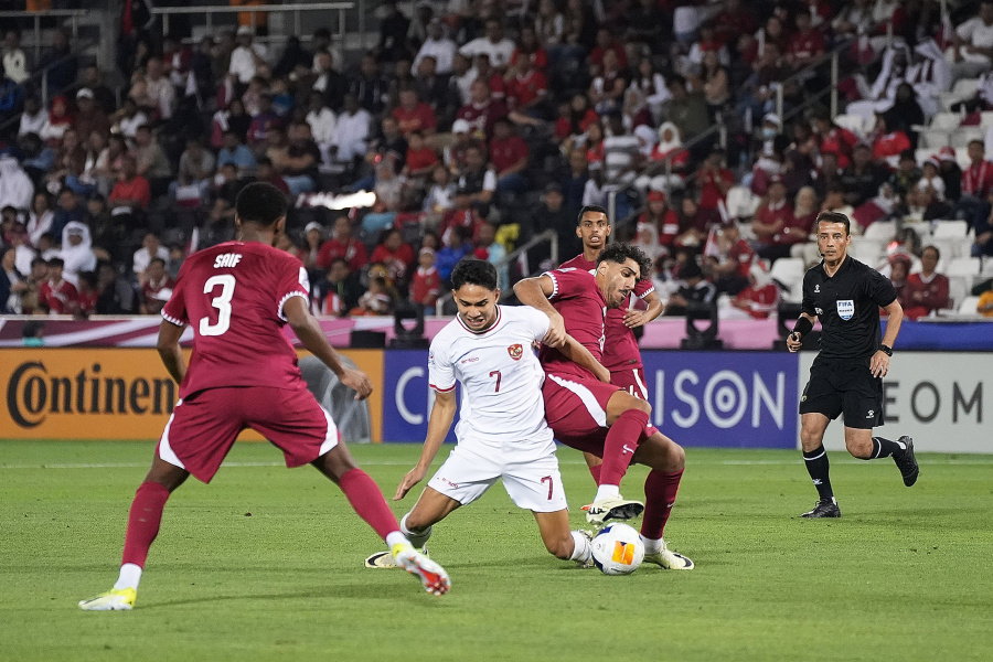 Marselino Ferdinan mencoba melewati hadangan pemain Qatar pada laga perdana Grup A Piala Asia U-23, Senin (15/4/2024). (Foto: PSSI)