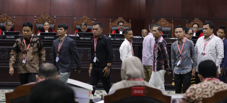 Para saksi pasangan calon Ganjar Pranowo-Mahfud MD setelah diambil sumpahnya di hadapan majelis untuk memberikan keterangan pada sidang sengketa Pilpres 2024, di Ruang Sidang MK, Selasa (2/4/2024). Koalisi Masyarakat Sipil minta MK juga meghadirkan Presiden Jokowi ke persidangan MK. (Foto: mkri.id)  
