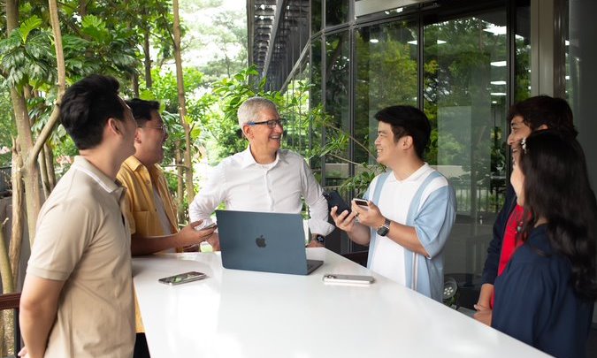 CEO Apple Tim Cook membagikan foto dirinya di X/Twitter saat sedang berdiskusi bersama lima pembuat konten dalam kunjungannya ke Jakarta, Rabu (17/4/2024). (Foto: X/@tim_cook)
