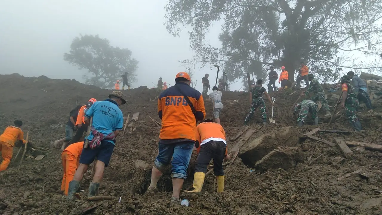 Tim gabungan saat melakukan operasi pencarian korban terdampak bencana tanah longsor di Tana Toraja, Sulawesi Selatan, Senin (15/4/2024). (Foto: BPBD Kabupaten Tana Toraja)