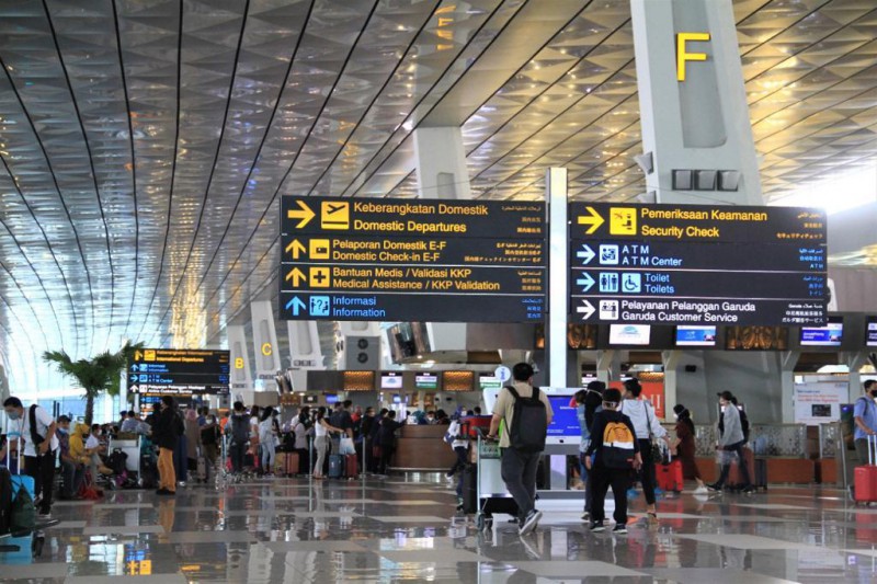 Penumpang menuju ruang tunggu di Terminal 3 Bandara Soekarno-Hatta, Cengkareng. Pemerintah berencana menarik iuran pariwisata dari tiket penumpang pesawat. (Foto: angkasapura2.co.id) 