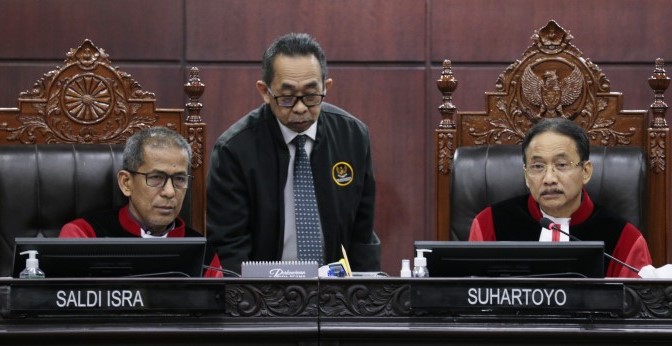 Ketua Mahkamah Konstitusi Suhartoyo dan Hakim Mahkamah Konstitusi Saldi Isra pada persidangan sengketa Pilpres 2024 di Gedung Mahkamah Konstitusi, Jakarta, Senin (1/4/2024). (Foto: mkri.id)