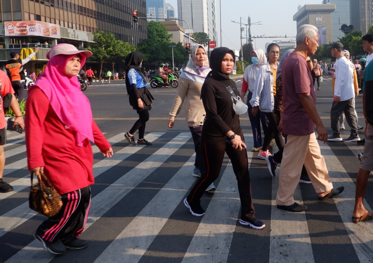 Warga berjalan kaki melintas di Jalan MH Thamrin, Jakarta Pusat.  Masyarakat yang banyak beraktivitas di luar rumah perlu memahami cara beradaptasi dengan suhu panas ekstrem yang melanda Indonesia. (Foto: Quarta.id/Eros Amil Maj)  