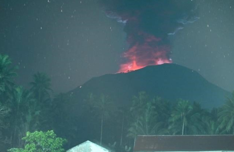 Gunung Ibu di Kabupaten Halmahera Barat, Provinsi Maluku Utara  mengeluarkan sinar api dan petir pada Rabu (8/9/2024) pukul 01.58 WIT. (Foto: vsi.esdm.go.id) 