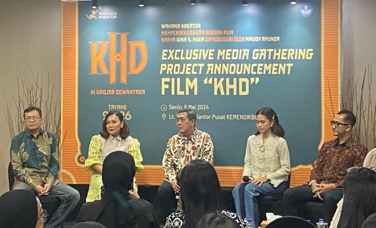 Maudy Ayunda (dua kanan) saat menghadiri acara "Exclusive Media Gathering Project Announcement" Film Ki Hadjar Dewantara,, di Kantor Pusat Kemendikbud, Jakarta,  Senin (6/5/2024). (Foto: kemendikbud.go.id)