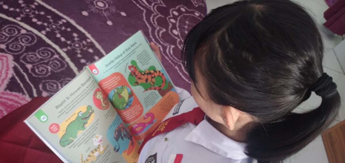 Ilustrasi. Skor literasi membaca Indonesia berdasarkan program PISA 2022 hanya 359 poin. Skor ini menurun  dibandingkan 2018 sebanyak 371 poin. Anak atau siswa sekolah perlu terus didorong untuk menyukai buku bacaan. (Foto: Quarta.id/Eros Amil Maj)  