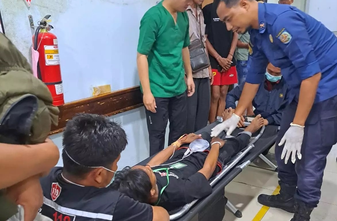 Korban luka kecelakaan bus SMK Lingga Kencana Depok di Subang, Jawa Barat, mendapatkan perawatan tim medis. (Foto: beritadepok.go.id)  