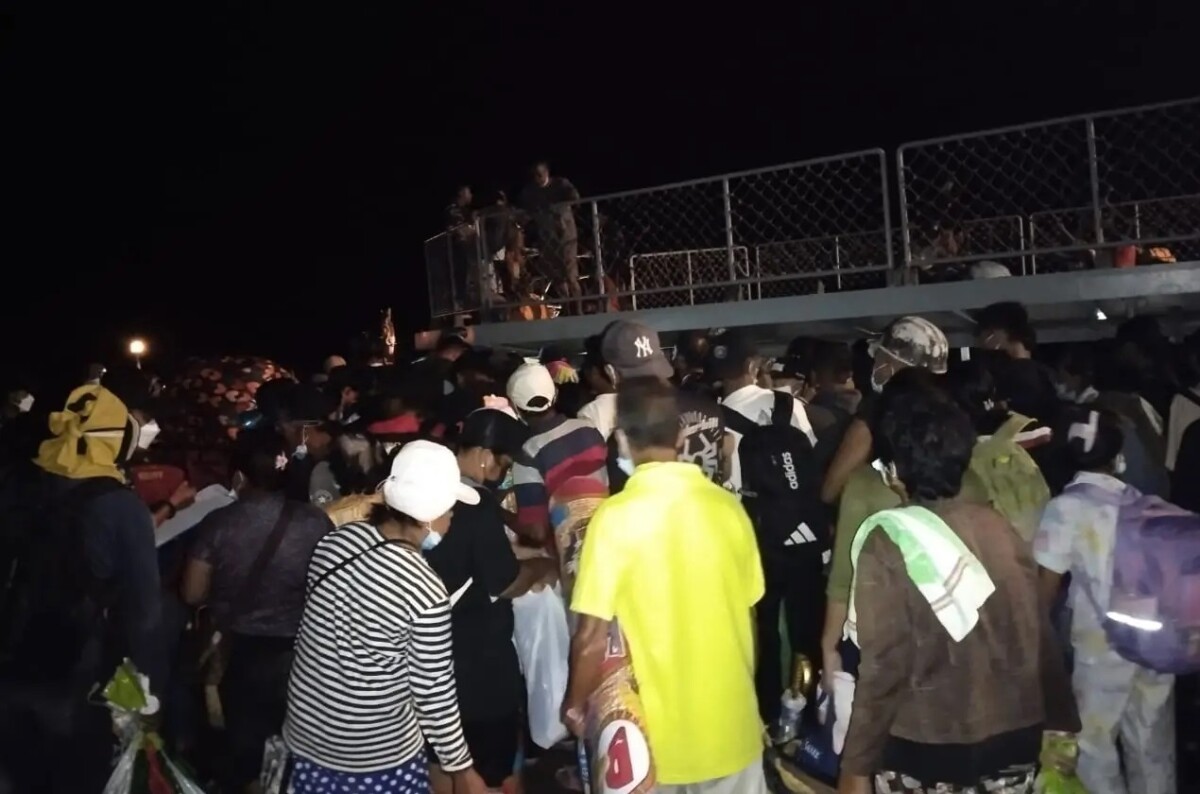 Proses evakuasi warga dari Pulau Tagulandang menggunakan KRI Kakap-881, Kabupaten Kepulauan Sitaro, Sulawesi Utara, Rabu (1/5/2024). (Foto: TNI AL/bnpb.go.id))