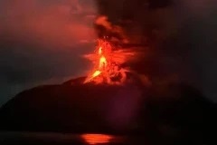 Pemandangan Gunung Ruang saat kembali erupsi pada Selasa (30/4/2024) pukul 01.30 WITA  (Foto: bnpb.go.id/relawan)