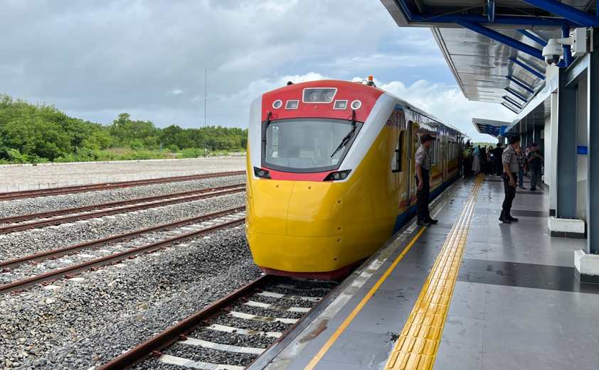 Kereta Api jurusan Makassar-Parepare berhenti di stasiun antara Maros-Barru, 24 Februari 2023. Kereta api ini termasuk salah satu Proyek Strategis Nasional. (Foto: djkn.kemenkeu.go.id)