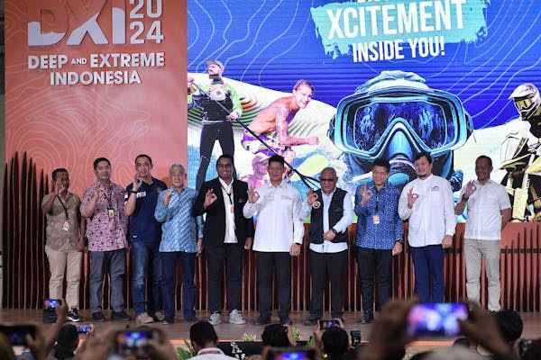 Vinsensius Jemadu (tengah berbaju putih) selaku Deputi Bidang Produk Wisata dan Penyelenggara Kegiatan, Kementerian Pariwisata dan Ekonomi Kreatif RI saat membuka pameran tahunan Deep and Extreme (DXI) di Jakarta, Kamis (30/5/2024). (Foto: Istimewa)