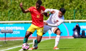 Bek Timnas Indonesia U-23 Muhammad Ferrari berduel dengan pemain Guinea pada laga play-off Kualifikasi Olimpiade Paris 2024,di Stade Pierre Pibarot, Prancis, Kamis (9/5/2024). (Foto: PSSI)