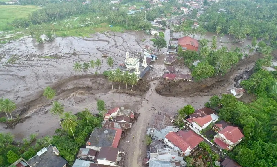 Pantauan drone menunjukkan kerusakan parah akibat terjangan banjir bandang di sepanjang aliran Sungai Malana di Simpang Manunggal, Kecamatan Lima Kaum, Kabupaten Tanah Datar. Sungai ini berhulu di Gunung Marapi . (Foto: BPBD Tanah Datar/bnpb.go.id)