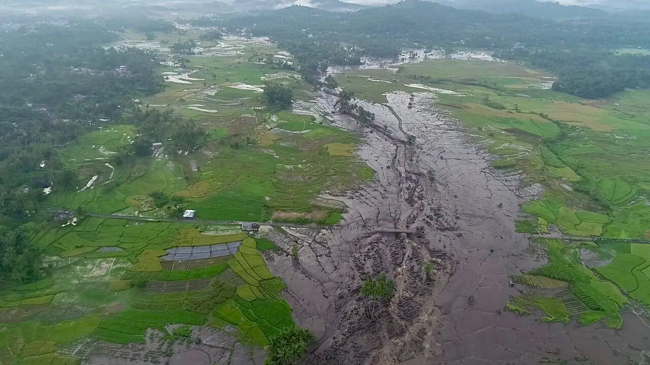 Pemandangan dari udara menggunakan drone menunjukkan kerusakan parah di sekitar aliran Sungai Malana atau Lona, di Simpang Manunggal, Kecamatan Lima Kaum, Kabupaten  Tanah Datar, Sumatera Barat.  Sungai ini berhulu di Gunung Marapi  (Foto: BPBD Tanah Datar)