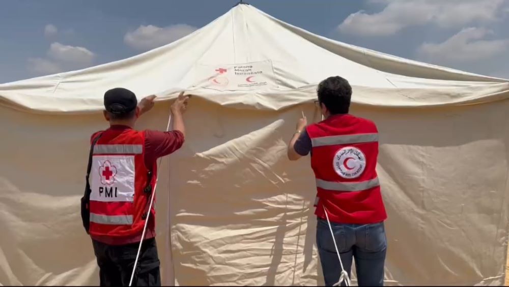 Relawan kemanusiaan dari Palang Merah Indonesia (PMI) dan Bulan Sabit Merah Mesir bekerja sama mengirimkan tenda keluarga untuk warga Palestina yang mengungsi di Rafah. (Foto: pmi.or.id)  