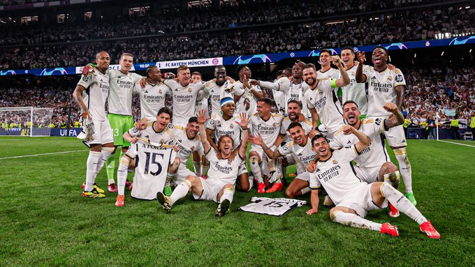 Pemain Real Madrid merayakan kemenangan setelah memastikan lolos ke final Liga Champions seusai mengalahkan Bayern Munchen 2-1 di Santiago Bernabeu, Kamis (9/5/2024) dini hari WIB. (Foto: X/@realmadrid) 