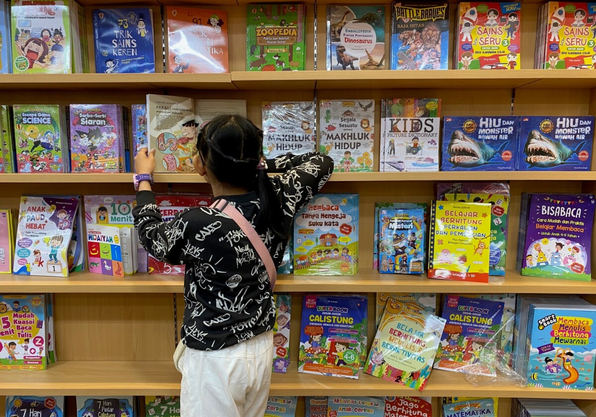Orang tua perlu mengenalkan buku bacaan kepada anak sejak dini agar anak memiliki minat baca tinggi yang bermanfaaat untuk menambah pengetahuan dan membangun budi pekerti. (Foto: Quarta.id/Eros Amil Maj)    