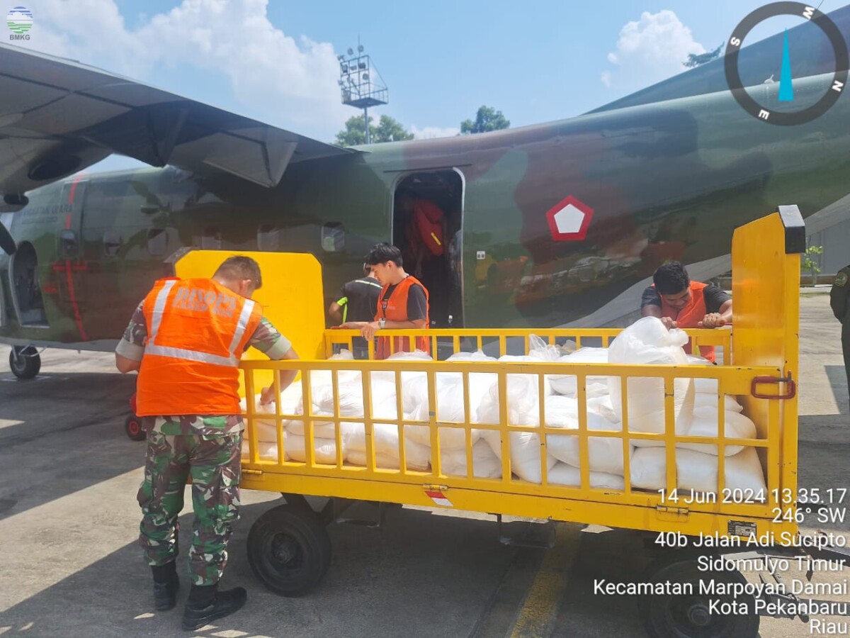 Persiapan operasi modifikasi cuaca di Provinsi Riau. Lima provinsi menjadi target sasaran operasi cuaca dalam rangka antisipasi kebakaran hutan dan lahan (karhutla). (Foro: bmkg.go.id)