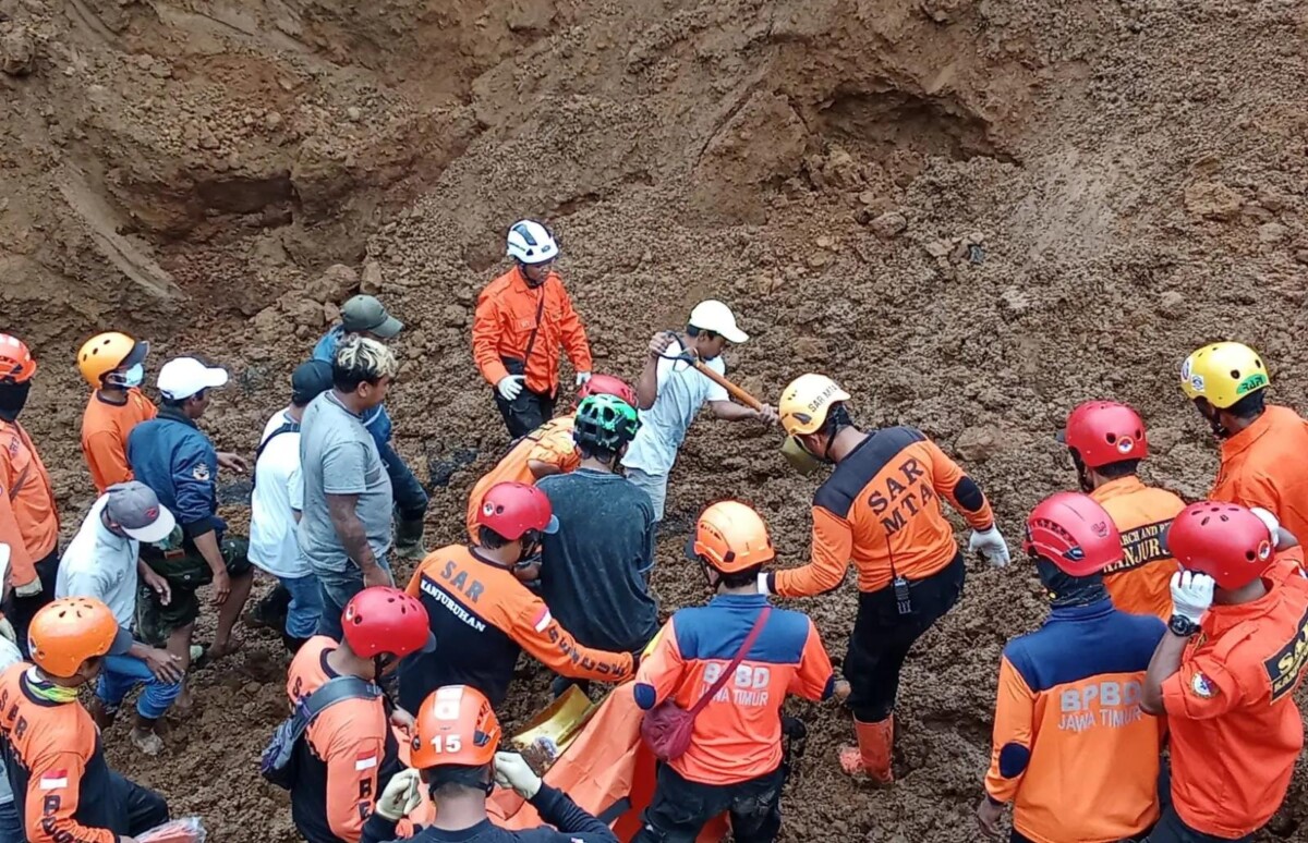 Proses pencarian korban bencana tanah longsor di Lumajang, Jawa Timur. Insiden yang sama juga terjadi di Ende, Nusa Tenggara Timur. (Foto: bnpb.go.id)