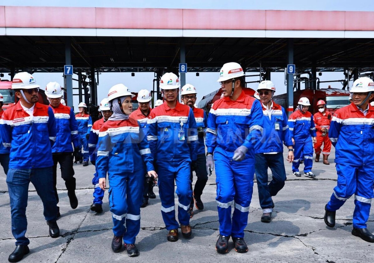 Jajaran direksi PT Pertamina melakukan kunjungan ke berbagai sarana dan fasilitas (sarfas) di wilayah Jakarta dan sekitarnya, baru-baru ini. Pertamina baru saja dinobatkan sebagai tiga besar 3 besar perusahaan terbaik tersi Fortune 500 Asia Tenggara. (Foto: pertamina.com)