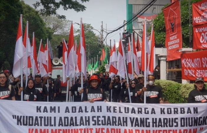 Kader PDIP menggelar aksi damai memperingati peristiwa Kudatuli di Jakarta, Jumat (26/7/2024).  (Foto: X/@PDI_Perjuangan)