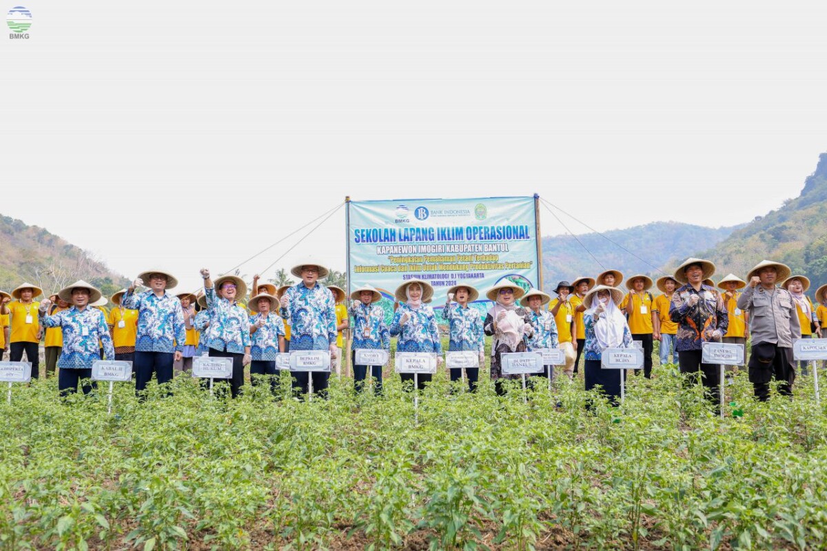 Kepala Badan Meteorologi, Klimatologi, dan Geofisika (BMKG) Dwikorita Karnawati saat acara Sekolah Lapang Iklim (SLI), di Bantul, Yogyakarta, Jumat (28/6/2024). (Foto: bmkg.go.id)