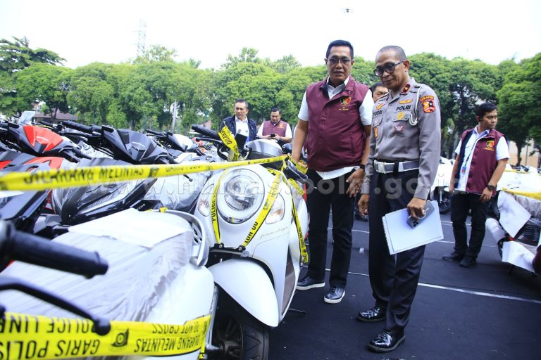 Polisi menunjukkan barang bukti sepeda motor hasil curian dari berbagai wilayah di DKI Jakarta dan Jawa Barat. (Foto: humas.polri.go.id) 