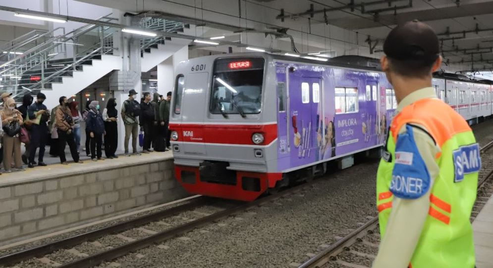 Ilustrasi. Calon penumpang commuter line bersiap menaiki kereta yang baru tiba di stasiun. (Foto: commuterline.id) 