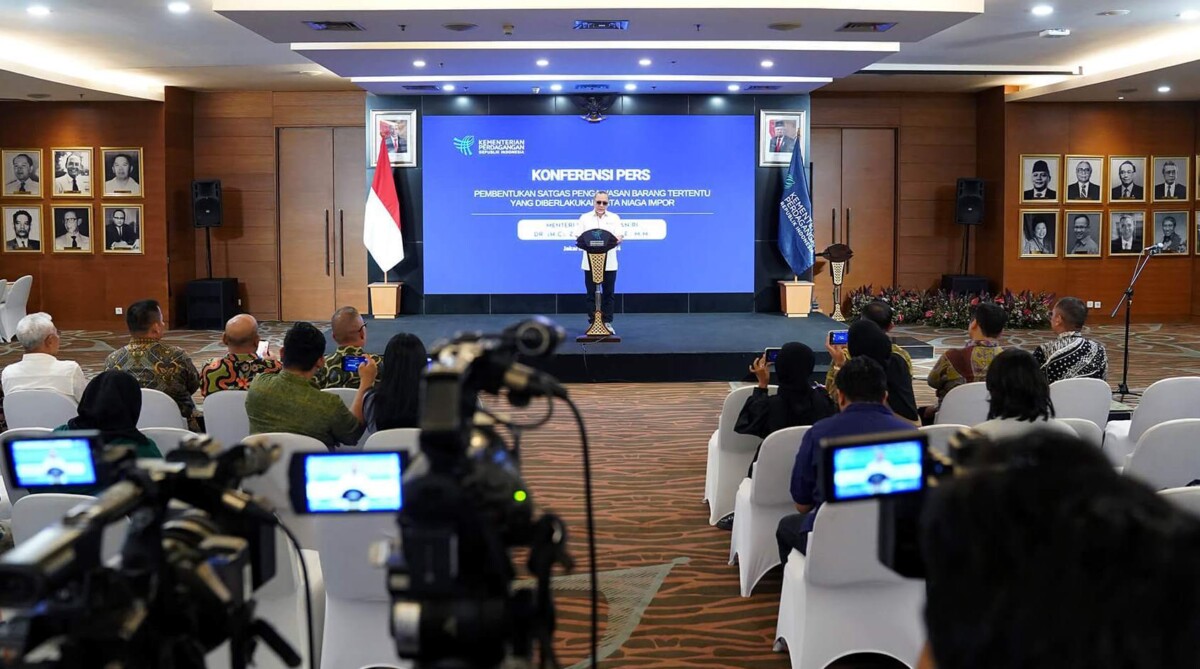 Menteri Perdagangan, Zulkifli Hasan menggelar Konferensi Pers terkait Pembentukan Satgas Pengawasan Barang Impor di Kantor Kementerian Perdagangan, Jakarta, Jumat (19/7/2024). (Foto: kemendag.go.id)