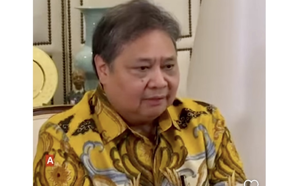 Politikus Partai Golkar Airlangga Hartarto saat mengumumkan pengunduran dirinya sebagai Ketua Umum Partai Golkar melalui video. (Foto: Screenshot) 