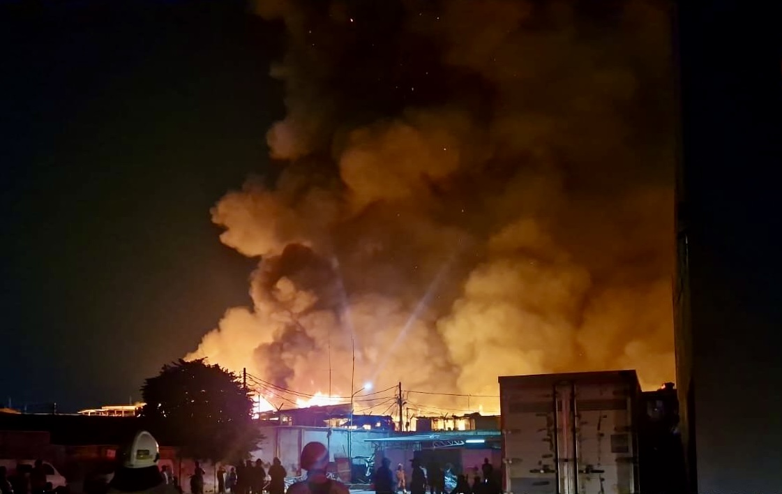 Suasana saat kebakaran melanda permukiman warga di daerah Manggarai, Jakarta Selatan, Selasa (13/8/2024) dini hari. (Foto: X/@BPBDJakarta)