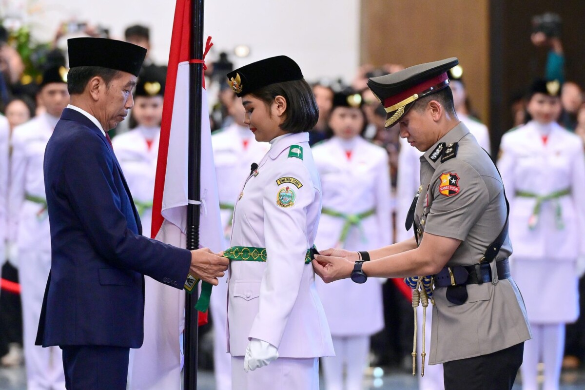 Presiden Jokowi secara simbolis mengukuhkan Paskibraka Tingkat Pusat Tahun 2024 kepada Violetha Agryka Sianturi mewakili rekan-rekannya, di Istana Garuda, Ibu Kota Nusantara (IKN), Selasa (13/8/2024). (Foto; setkab.go.id)

Read more: https://setkab.go.id/presiden-jokowi-kukuhkan-76-anggota-paskibraka-tahun-2024/