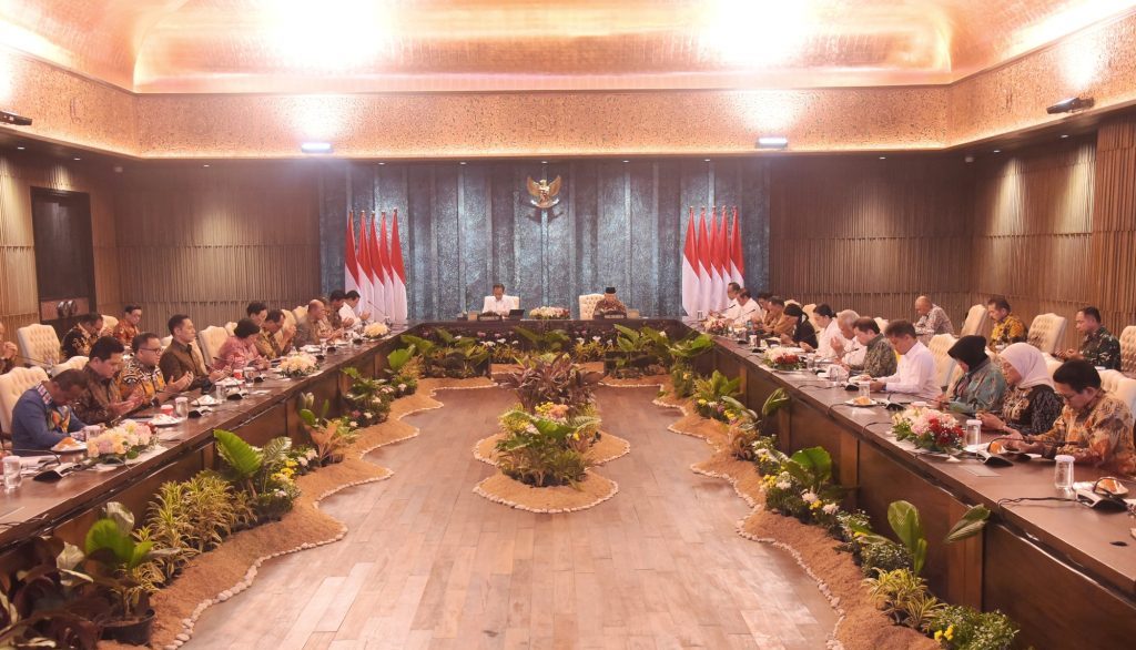 Presiden Joko Widodo (Jokowi) dan Wakil Presiden Ma’ruf Amin memimpin Sidang Kabinet Paripurna (SKP) di Istana Garuda, Ibu Kota Nusantara, Kalimantan Timur, Senin (12/08/2024). (Foto: setkab.go.id))

