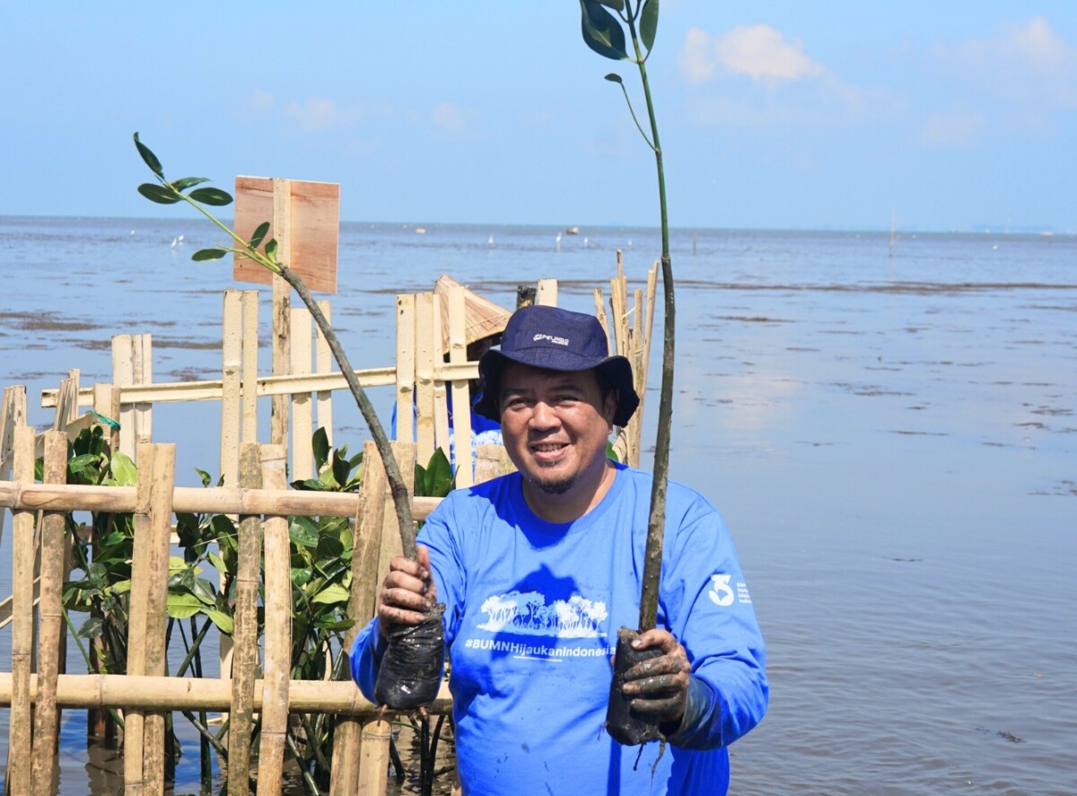 Dokumentasi penanaman bibit mangrove oleh Pelindo Group. (Foto: Dok. Pelindo Group)