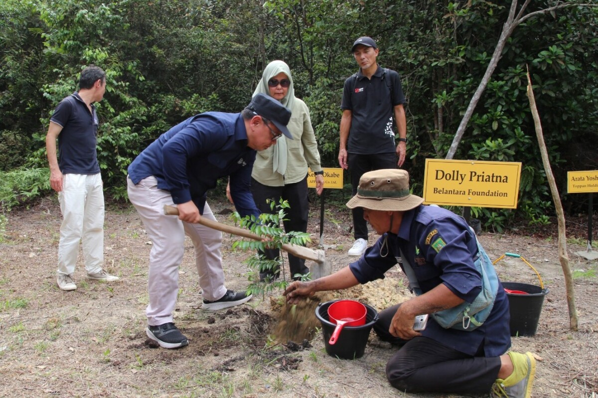 Kegiatan menanam bibit pohon secara simbolis dilaksanakan di kawasan Taman Hutan Raya Sultan Syarif Hasyim (Tahura SSH), Provinsi Riau, pada Rabu, (16/10/2024). (Foto: Dok. Belantara Foundation)