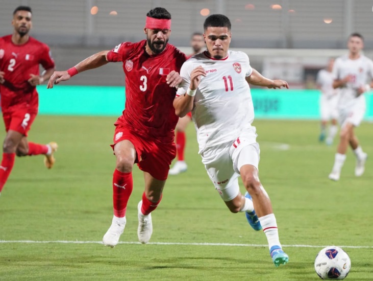 Penyerang Indonesia Ragnar Oratmangoen (kanan) melepaskan diri dari hadangan pemain Bahrain pada pertandingan di Stadion Nasional Bahrain, Kamis (10/10/2024) malam WIB. (Foto: PSSI)