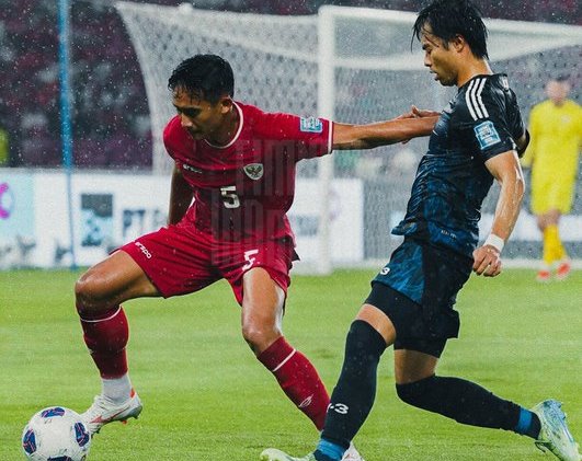 Pemain belakang Indonesia Rizky Ridho (kiri) berduel dengan pemain Jepang pada pertandingan di Stadion Gelora Bung Karno, Jakarta, Jumat (15/11/2024). (Foto: X/@TimnasIndonesia) 