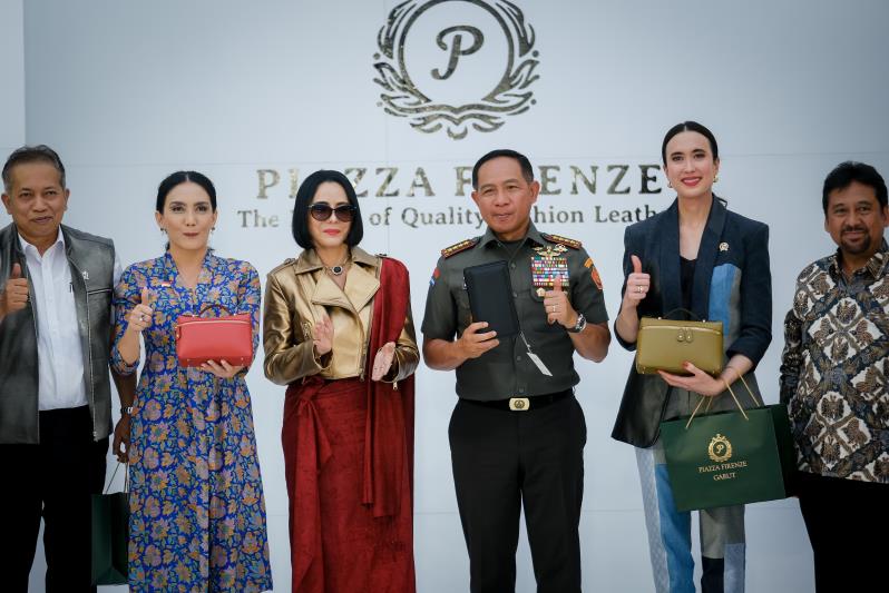 Menteri Pariwisata (Menpar) Widiyanti Putri Wardhana saat menghadiri peresmian sentra kerajinan kulit Piazza Firenze di Kabupaten Garut, Jawa Barat, Rabu (15/1/2025). (Foto: Kemenpar RI)