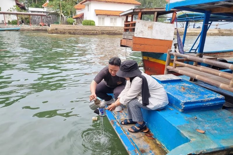 Ilustrasi pengambilan sampel air laut untuk kepentingan uji lab terkait kandungan mikroplastik pada beberapa pulau dalam wilayah Kepulauan Seribu, Jakarta. (Foto: Dok. AZWI)