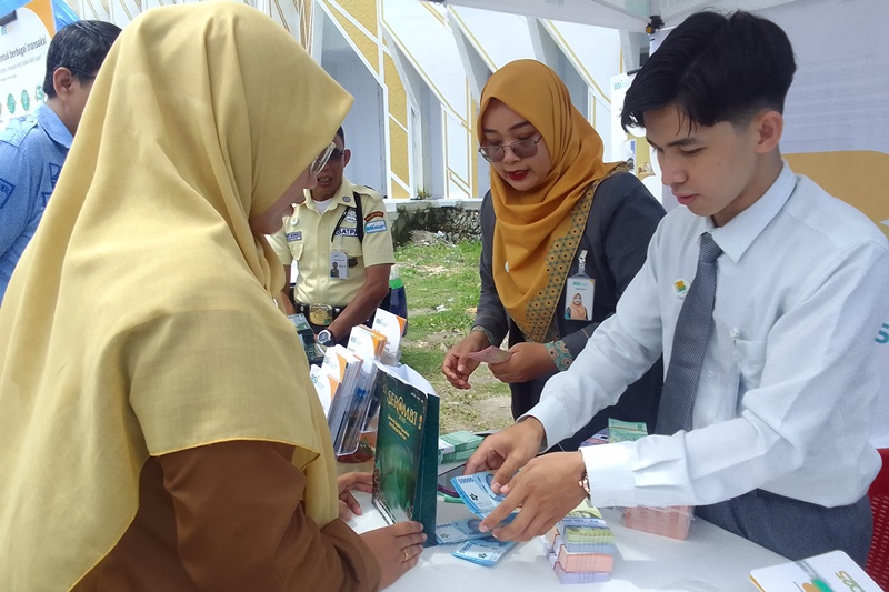 Aktivitas penukaran Rupiah melalui event Semarak Rupiah Ramadan dan Berkah Idulfitri (SERAMBI) 2025 oleh Bank Indonesia Sulsel. (Foto: Istimewa)