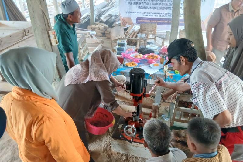 Simulasi pembuatan produk briket dan selulosa oleh Tim Program Kemitraan Masyarakat (PKM) UNM Makassar di Kecamatan Herlang, Kabupaten Bulukumba, Sabtu (09/8/2025). (Foto; Istimewa)